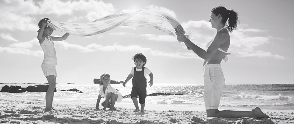 Kinder spielen im Sand