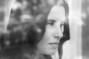 Frau schaut aus dem Fenster