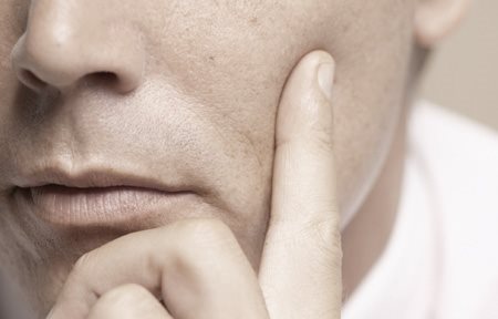 Finger auf der Wange