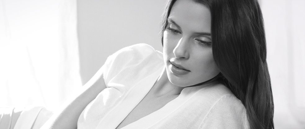 Dunkelhaarige Frau in entspannter Pose