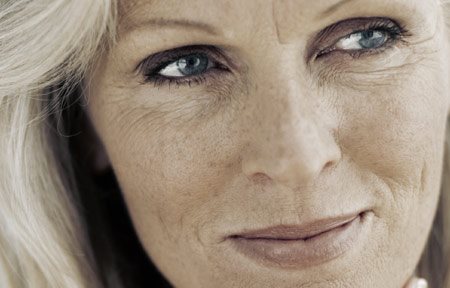 Ältere Frau mit weisser Haut und Altersflecken