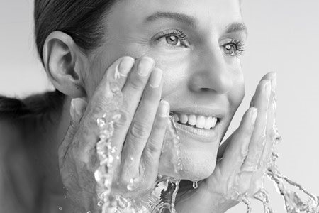 Frau wäscht ihr Gesicht