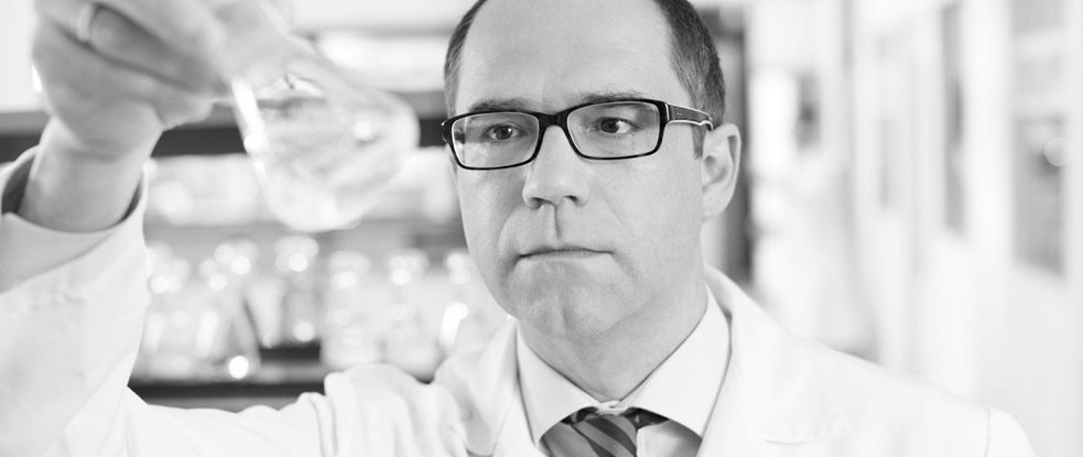 Der Leiter der Produktentwicklung DermoCosmetics, Dr. Rainer Wolber.