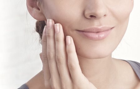 Frau trägt Eucerin Hyal-Urea Tages- oder Nachtcreme auf.