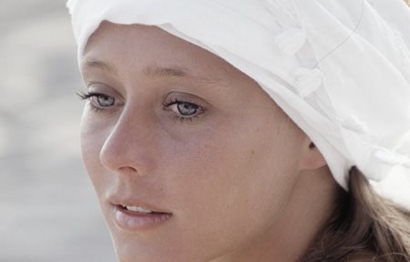 Gesicht einer jüngeren Frau