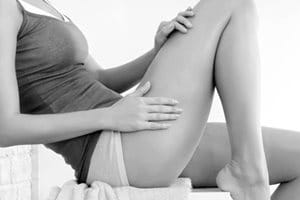 Frau trägt Eucerin Produkt auf der Hand auf.