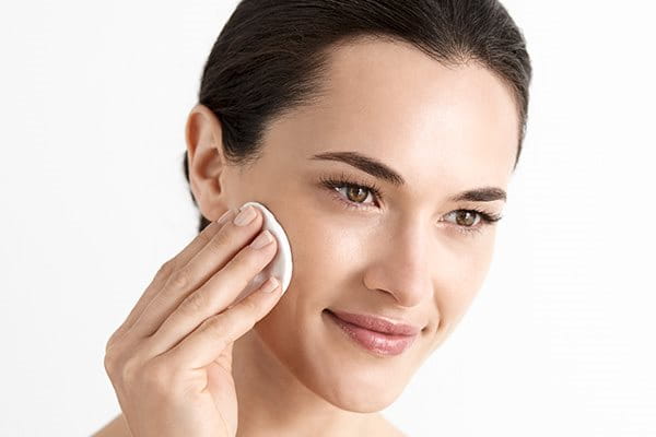 Frau verwendet Gesichtswasser